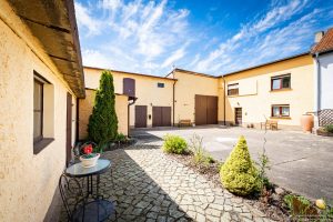 Hof mit Garagen und Nebengelassen