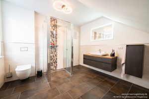 Badezimmer im DG