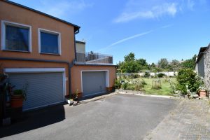 Einfahrt mit Garagen