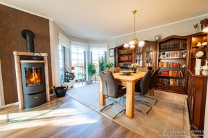 Wohnzimmer mit Kamin