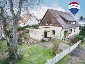 Hausansicht mit Garten