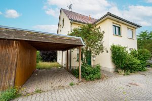 Hauseingang und Carport
