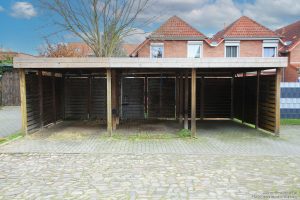 Carport in der Mitte