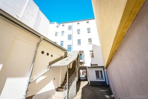Wohnungseingang und Durchfahrt