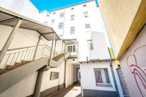 Wohnungseingang und Durchfahrt