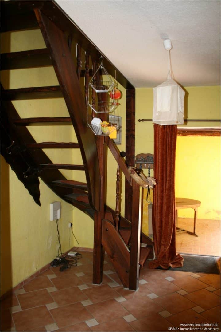 Flur mit Treppe ins OG