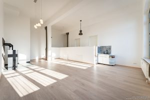 Wohnzimmer mit offener Küche