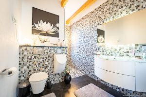 Badezimmer mit Dusche