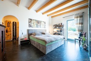 Schlafzimmer mit Ankleidenbereich