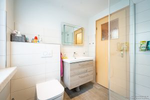 Badezimmer mit ebenerdiger Dusche