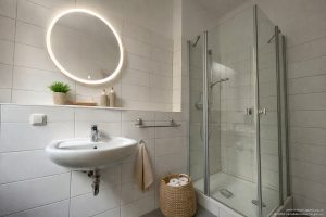 Bad durch KI möbliert