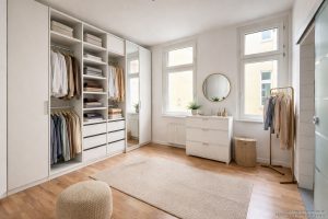 Ankleide durch KI möbliert