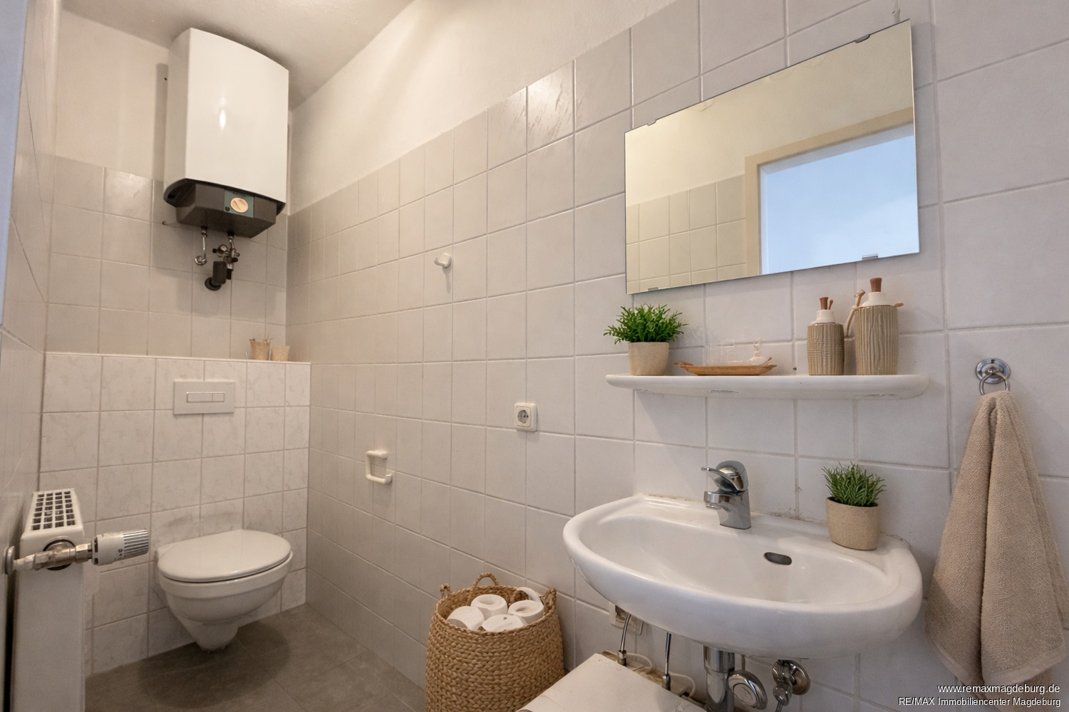 WC durch KI möbliert