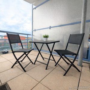 Balkon mit Mustermöblierung