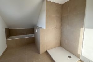 Bad mit Wanne und Dusche