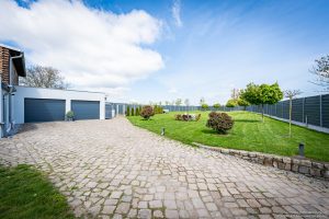 Einfahrt & Doppelgarage