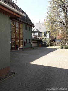 Hof mit Stellplätzen