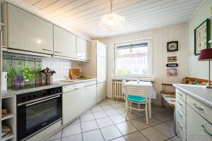 Küche mit Einbauküche