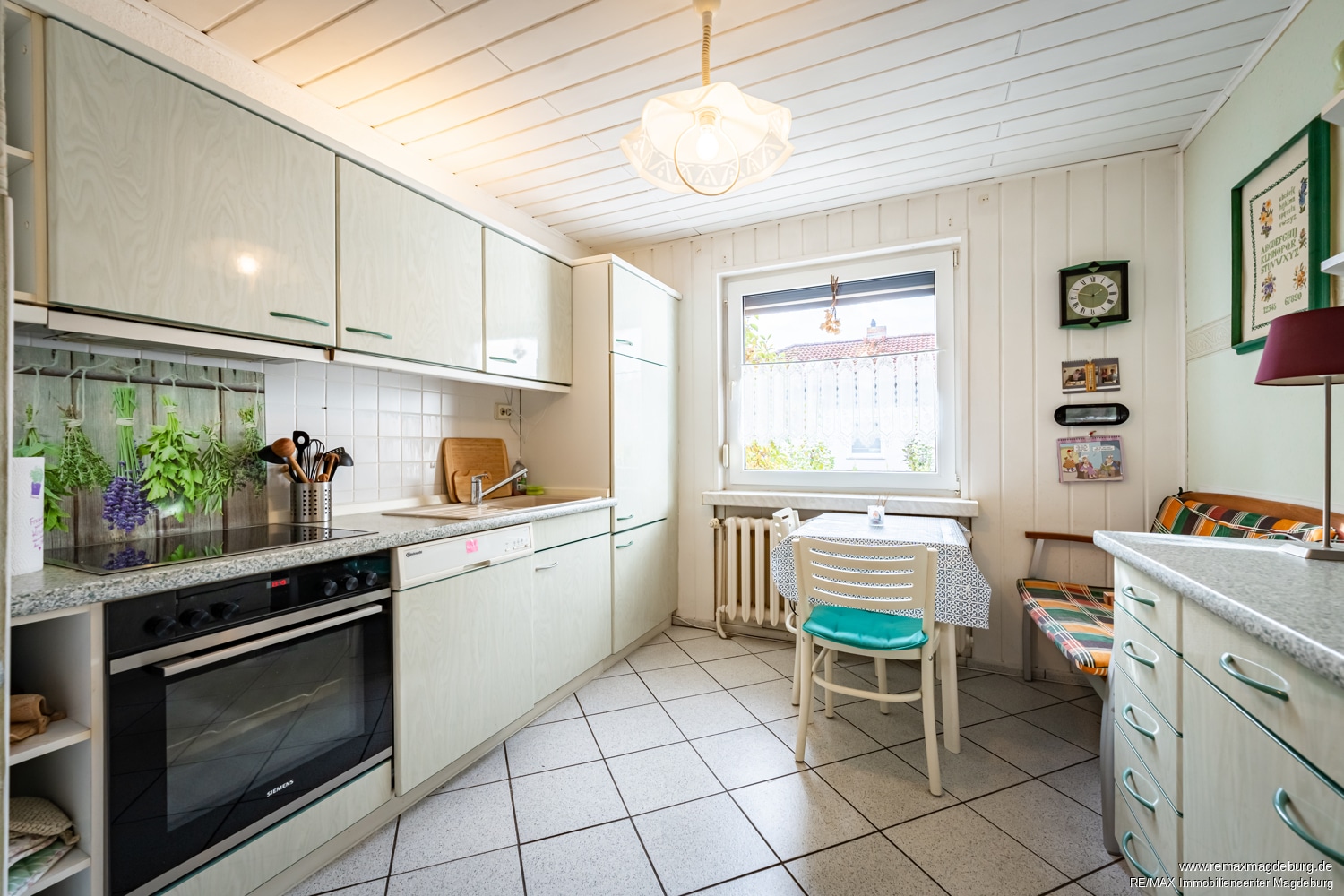 Küche mit Einbauküche