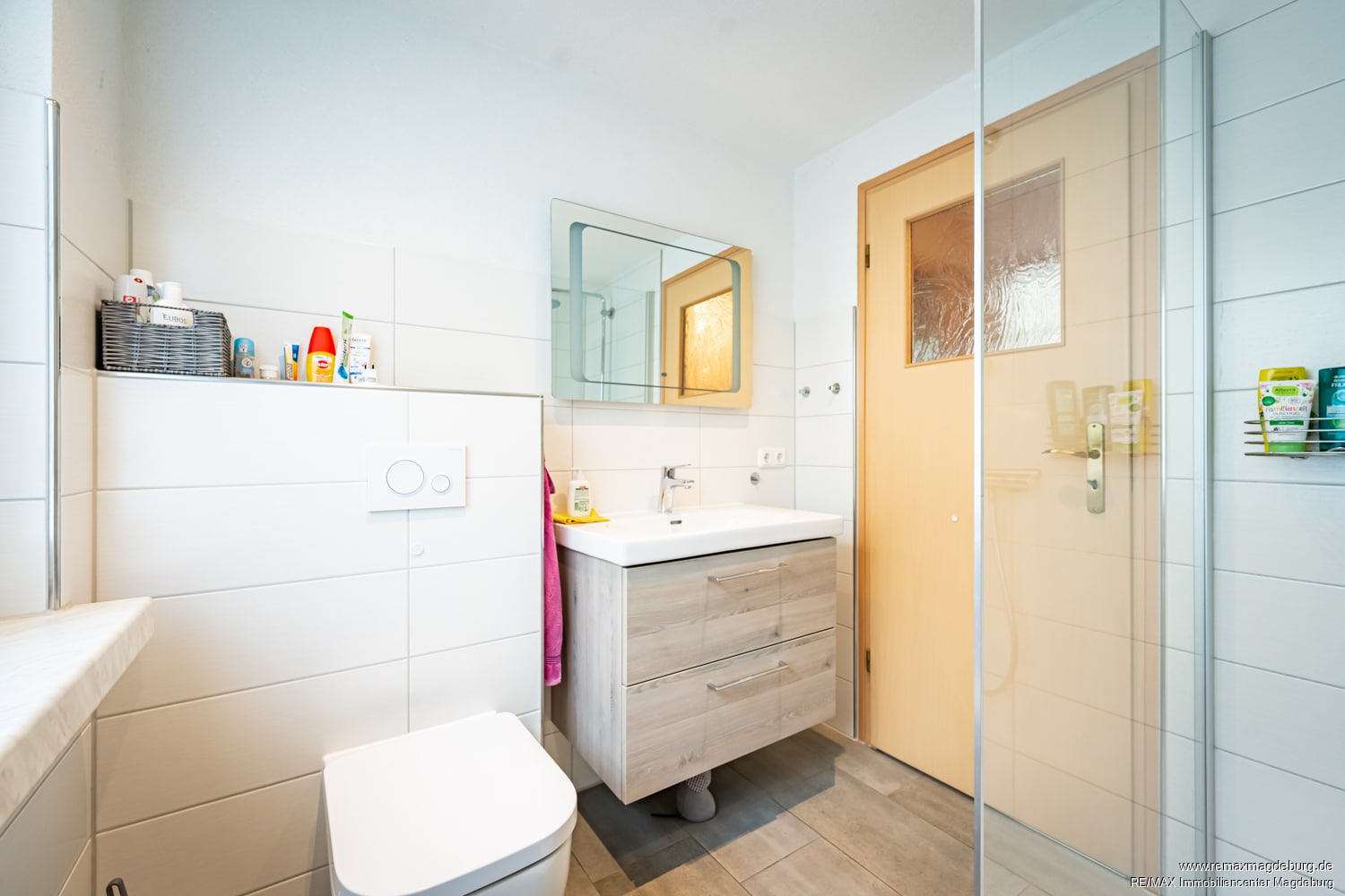 Badezimmer mit ebenerdiger Dusche