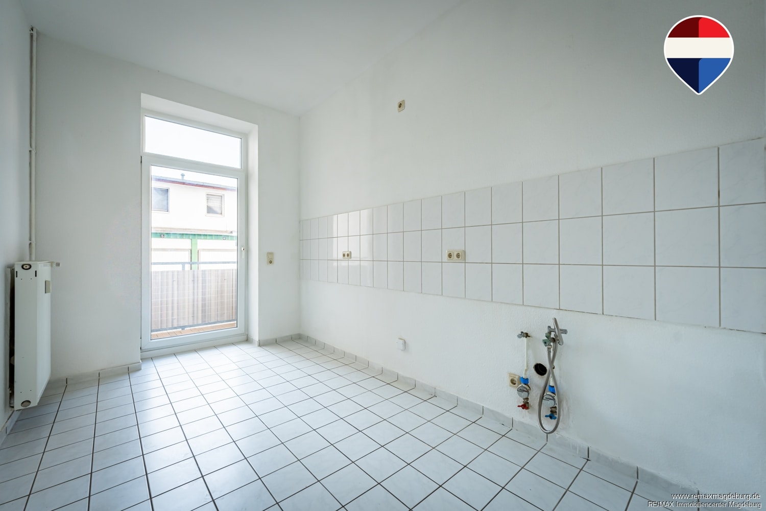 Wohnen mit Stil: Gepflegte Altbauwohnung im Hochparterre mit Balkon - Photo 1