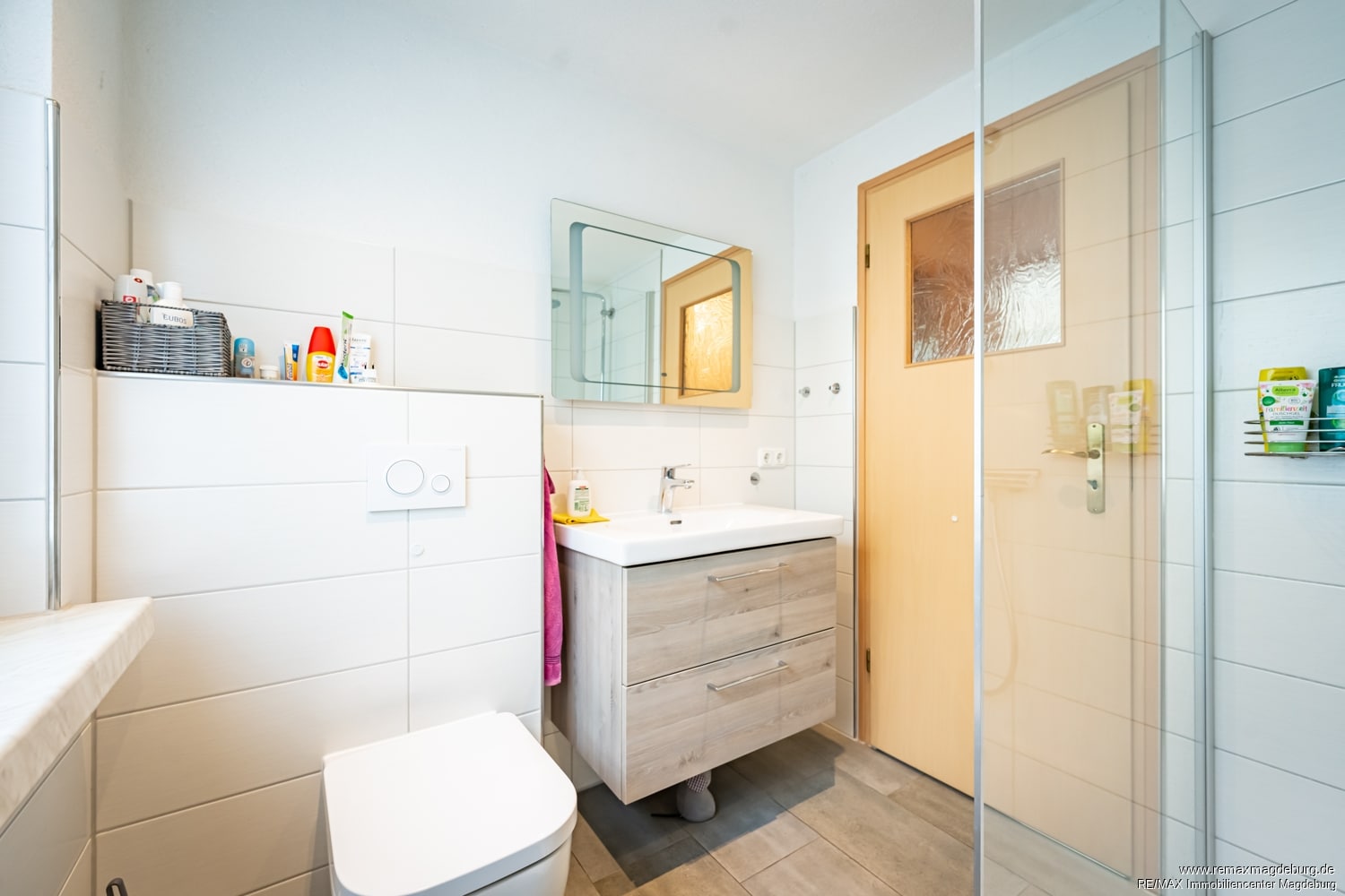 Badezimmer mit ebenerdiger Dusche