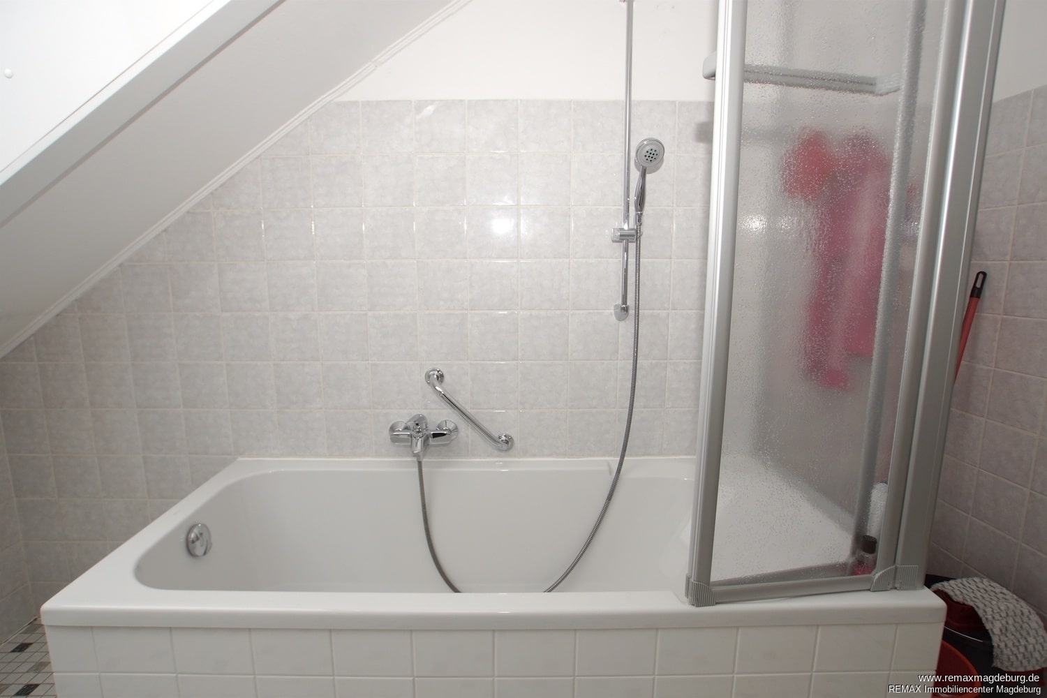 Kurzfristig zu beziehen! 2-Zimmer-Dachgeschosswohnung - Photo 4