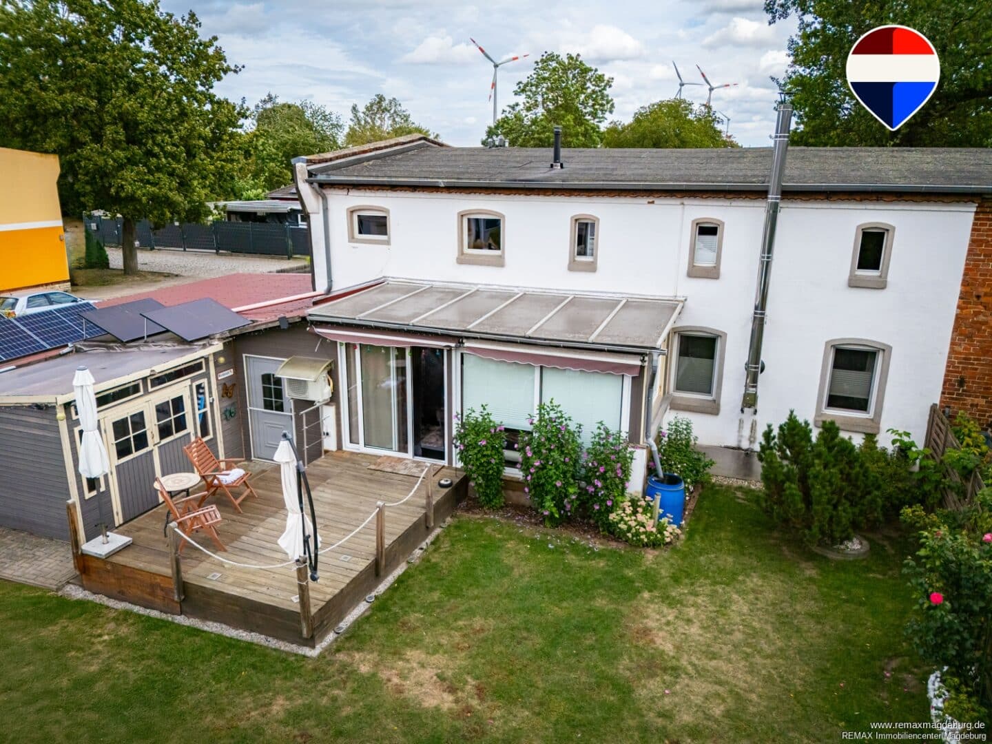 Hausansicht mit Garten
