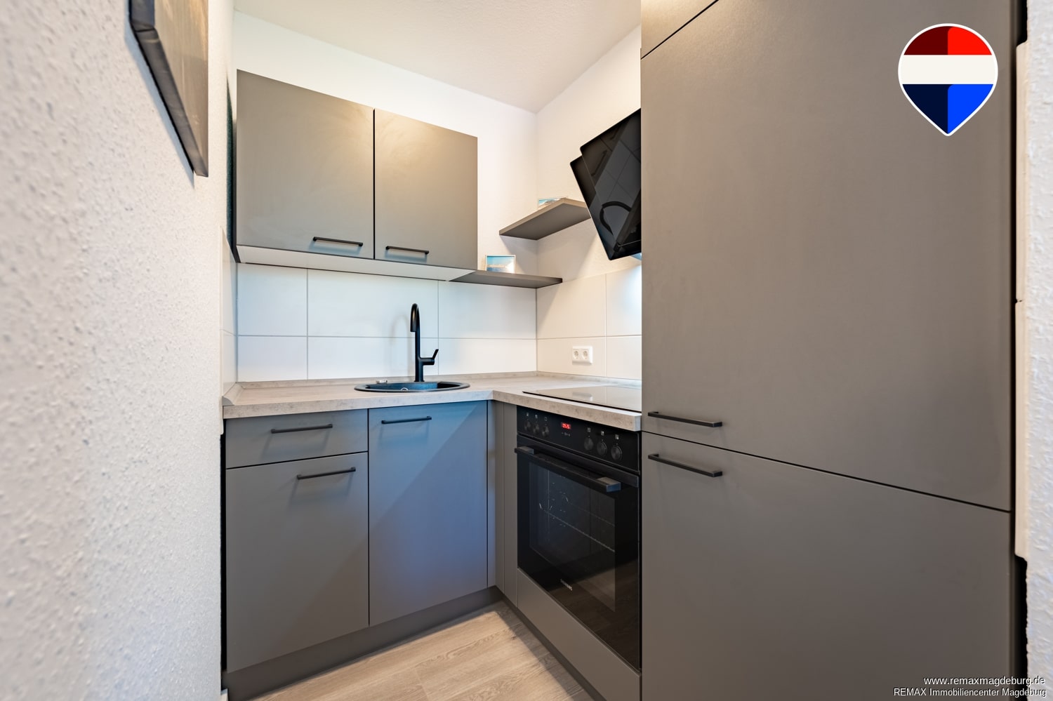 Bezugsfrei & modernisiert: Eigentumswohnung mit Balkon und Stellplatz + voll möbliert - Photo 2