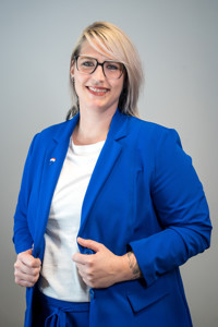 Frau Springel, Julia