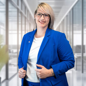 Frau Springel, Julia